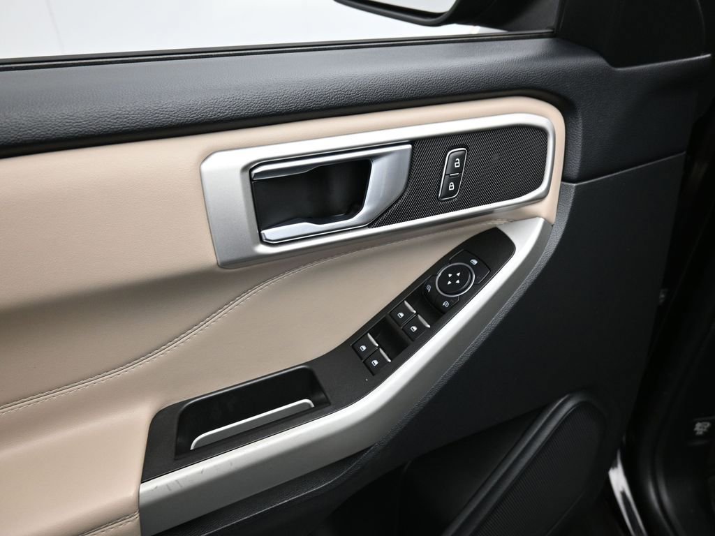 Used 2022 Ford Explorer XLT image 11