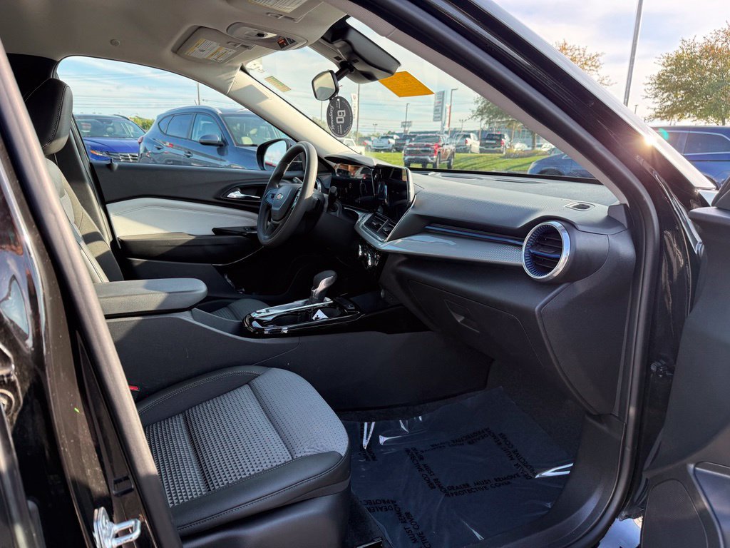 Used 2025 Chevrolet Trax LT FWD image 19
