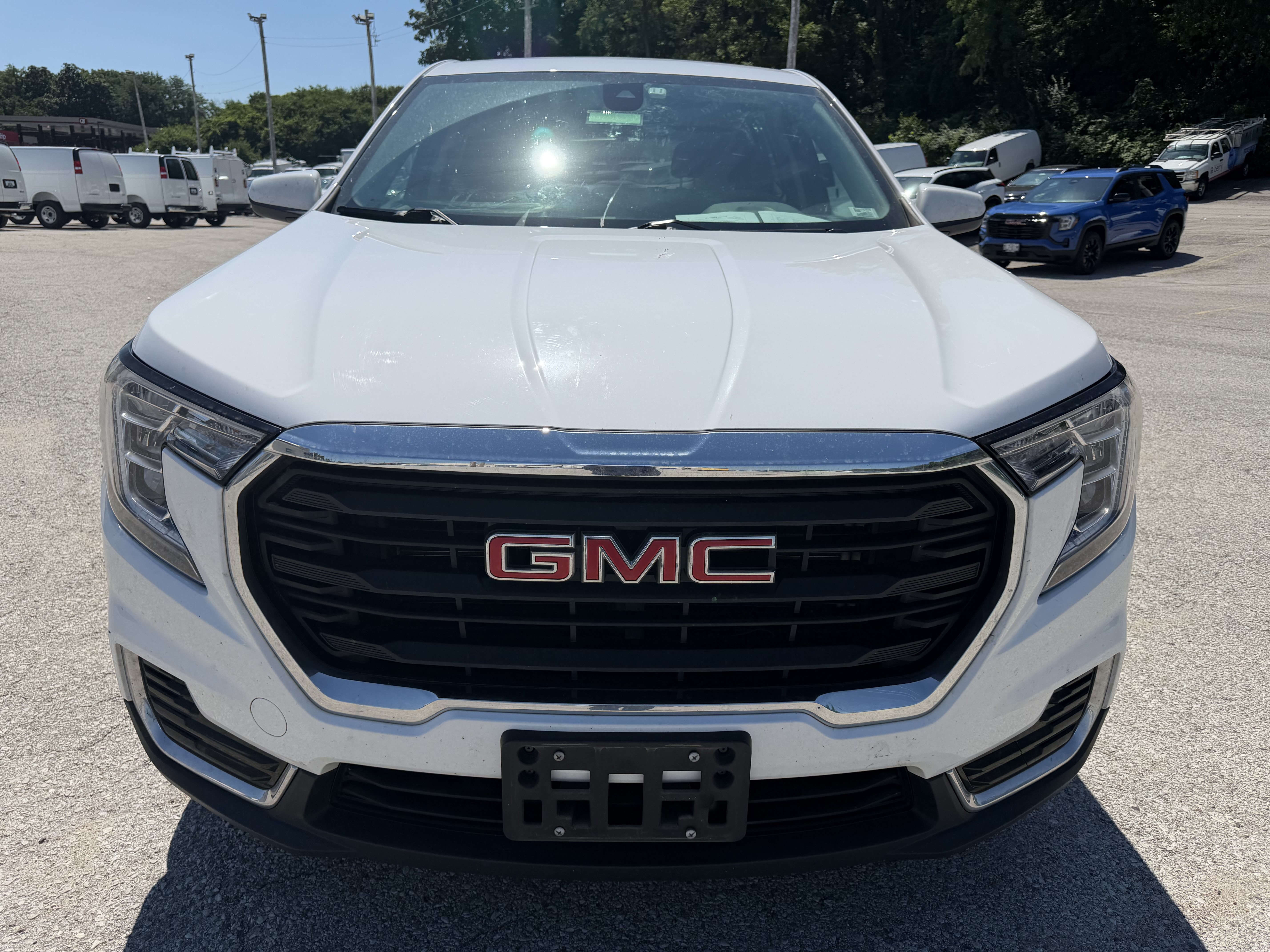 Used 2022 GMC Terrain SLE FWD image 2