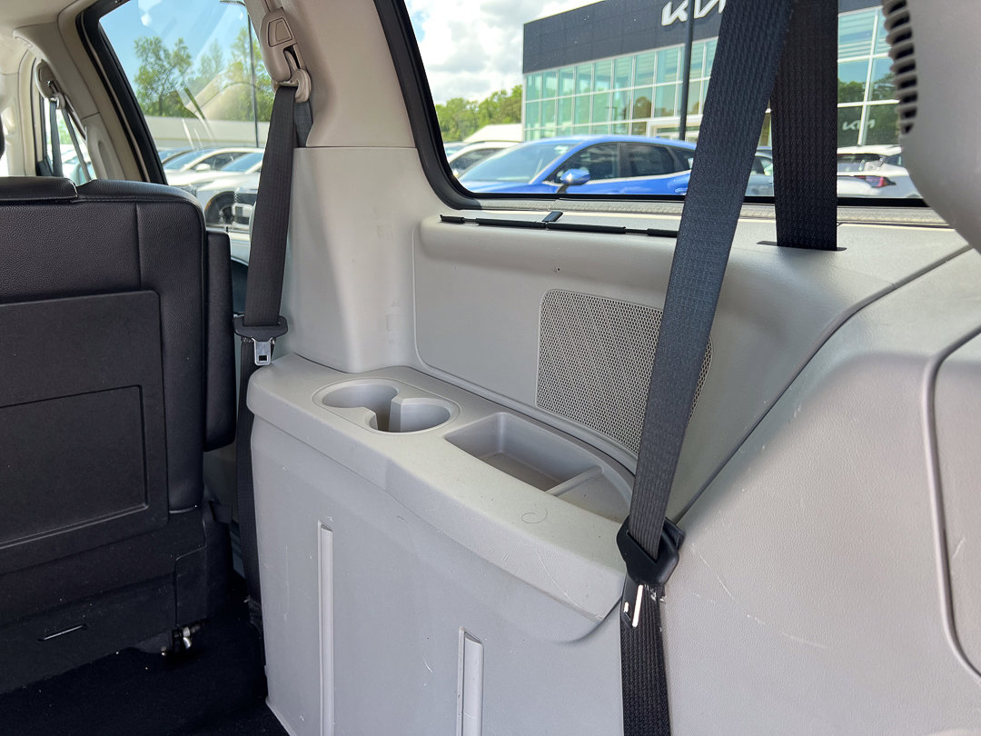 Used 2013 Chrysler Town & Country Touring-L w/ Driver Convenience Group FWD image 6