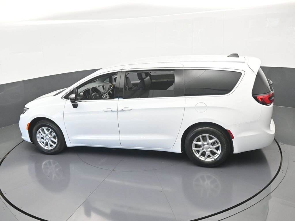 Used 2025 Chrysler Pacifica Select FWD image 44