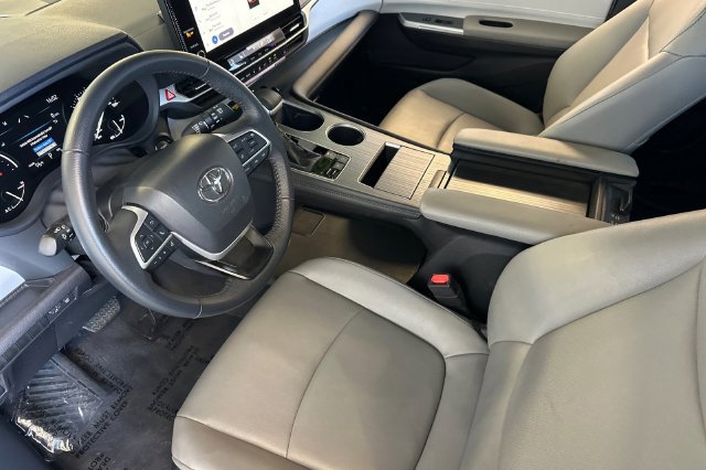 Certified 2026 Toyota Sienna XLE FWD image 12