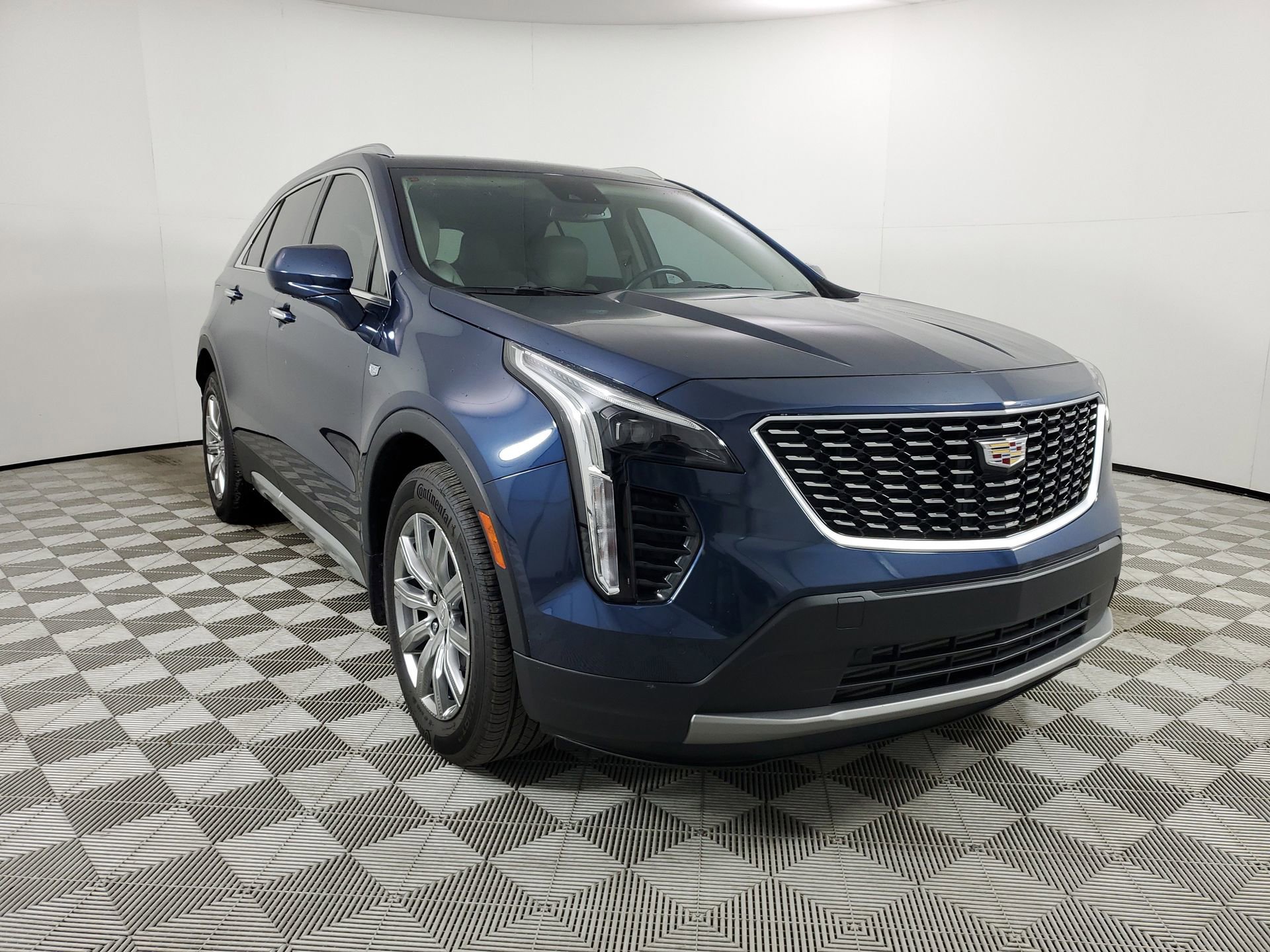 Used 2020 Cadillac XT4 Premium Luxury image 2