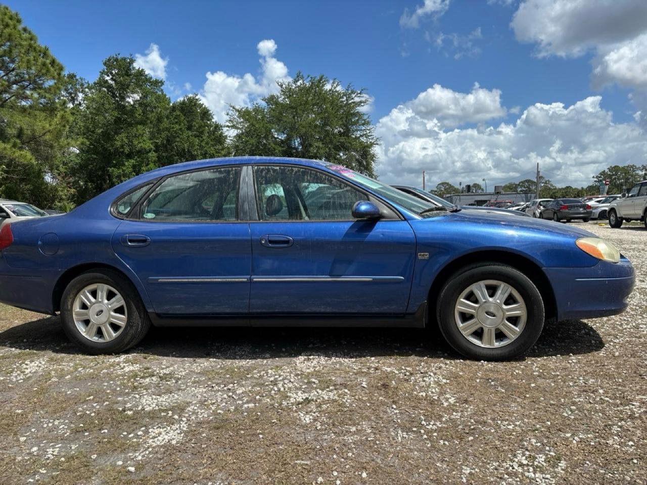 Used 2003 Ford Taurus SEL image 2