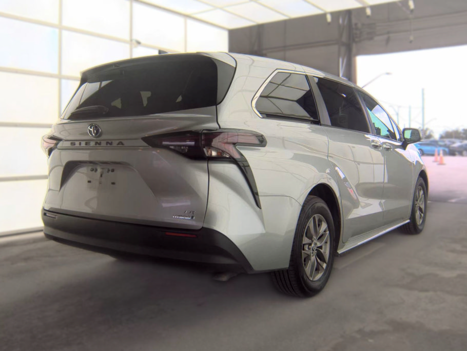 Used 2024 Toyota Sienna LE FWD image 5
