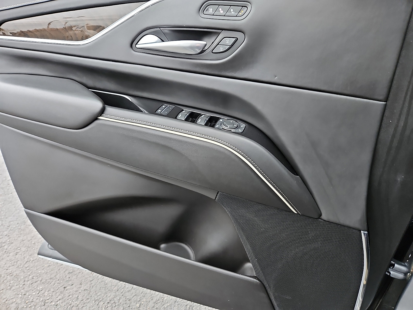 Certified 2024 Cadillac Escalade Premium Luxury Platinum w/ Heavy-Duty Trailer Package image 13