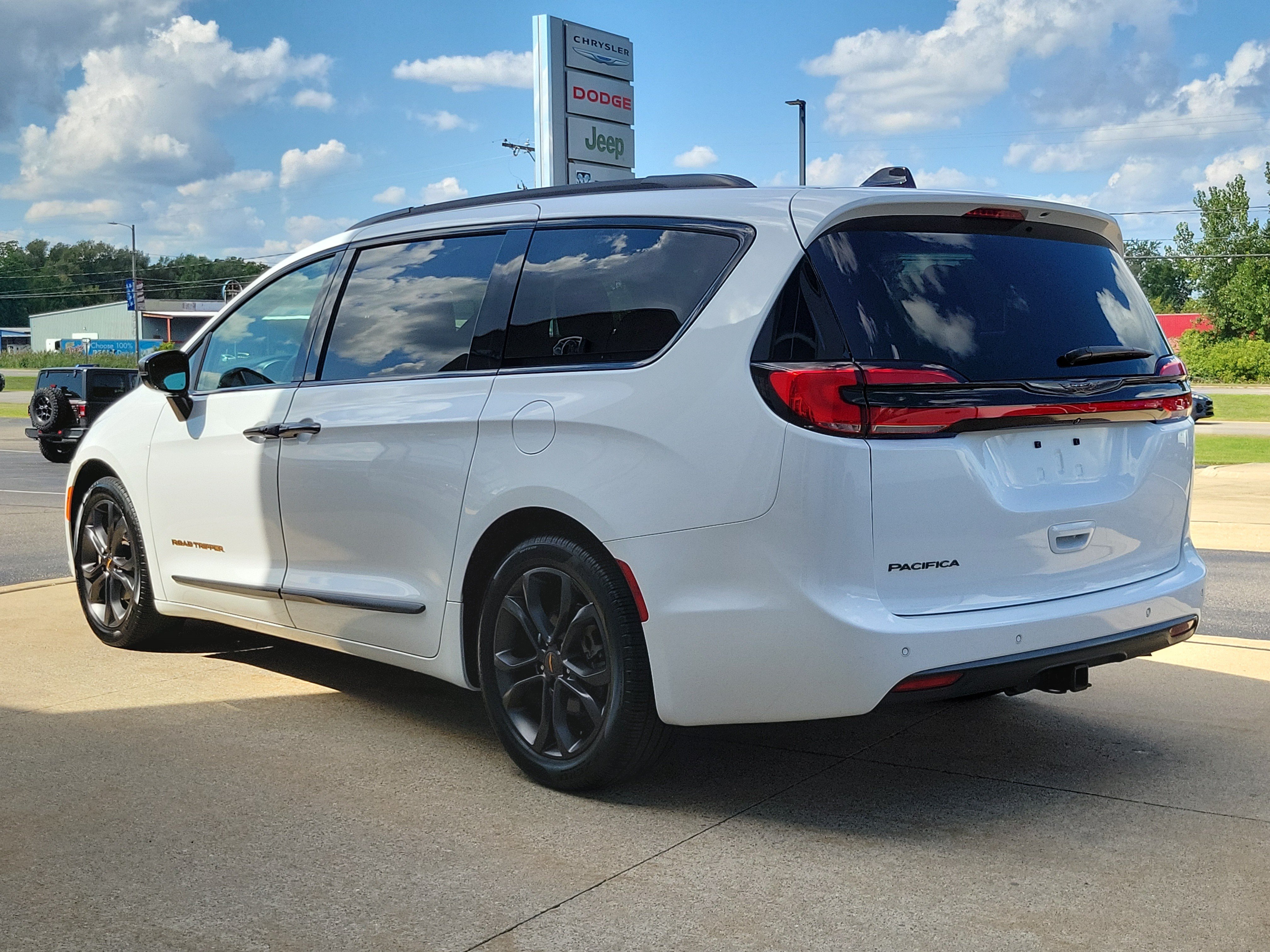 Used 2024 Chrysler Pacifica Touring-L w/ Road Tripper Package FWD image 3