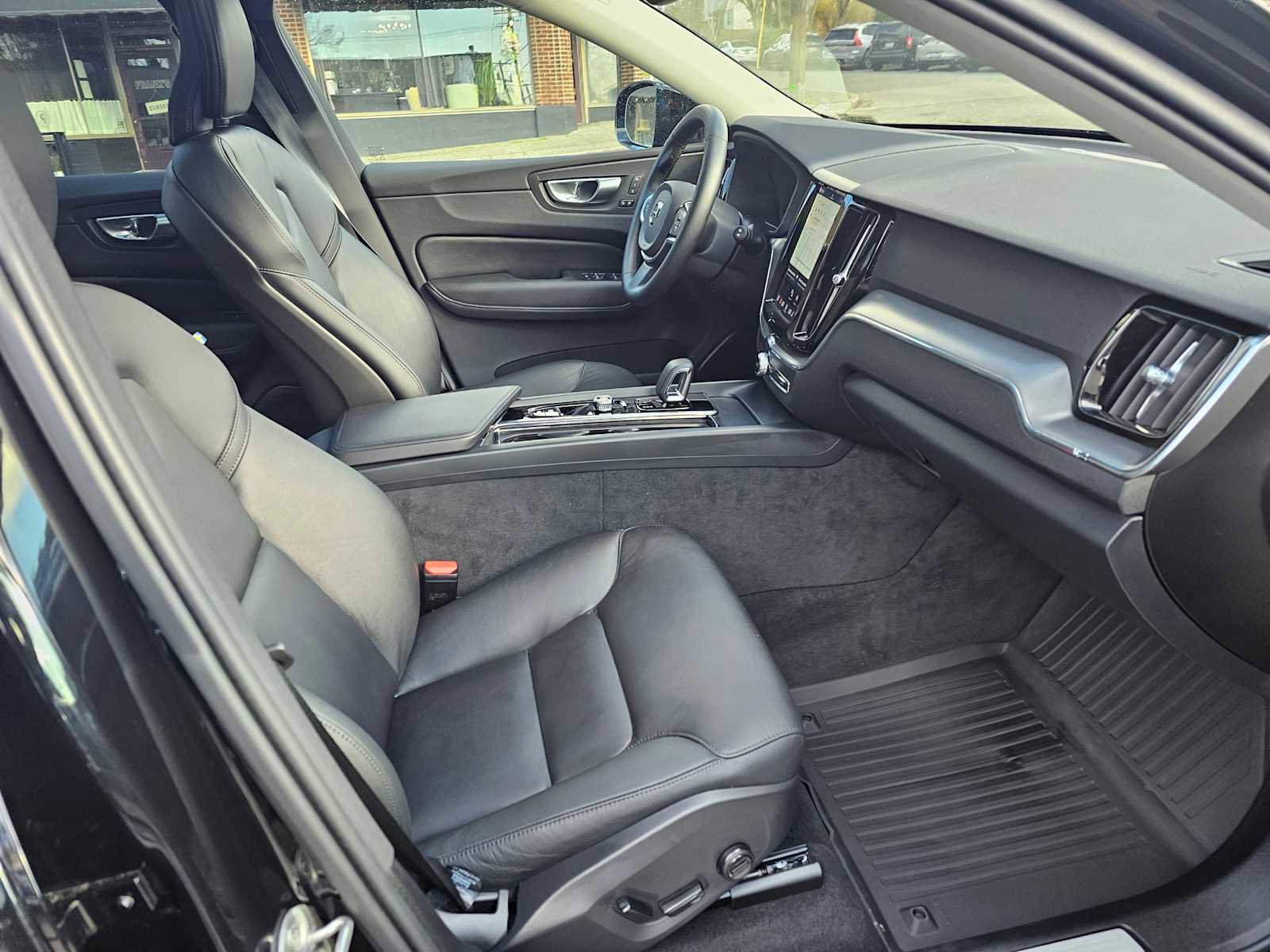 Used 2025 Volvo XC60 B5 Core w/ Protection Package Premier image 11