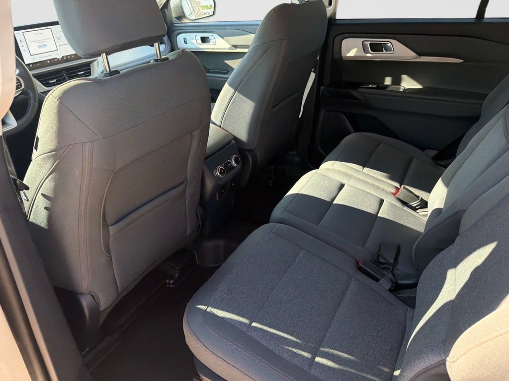 Used 2025 Ford Explorer Active AWD/4WD image 15