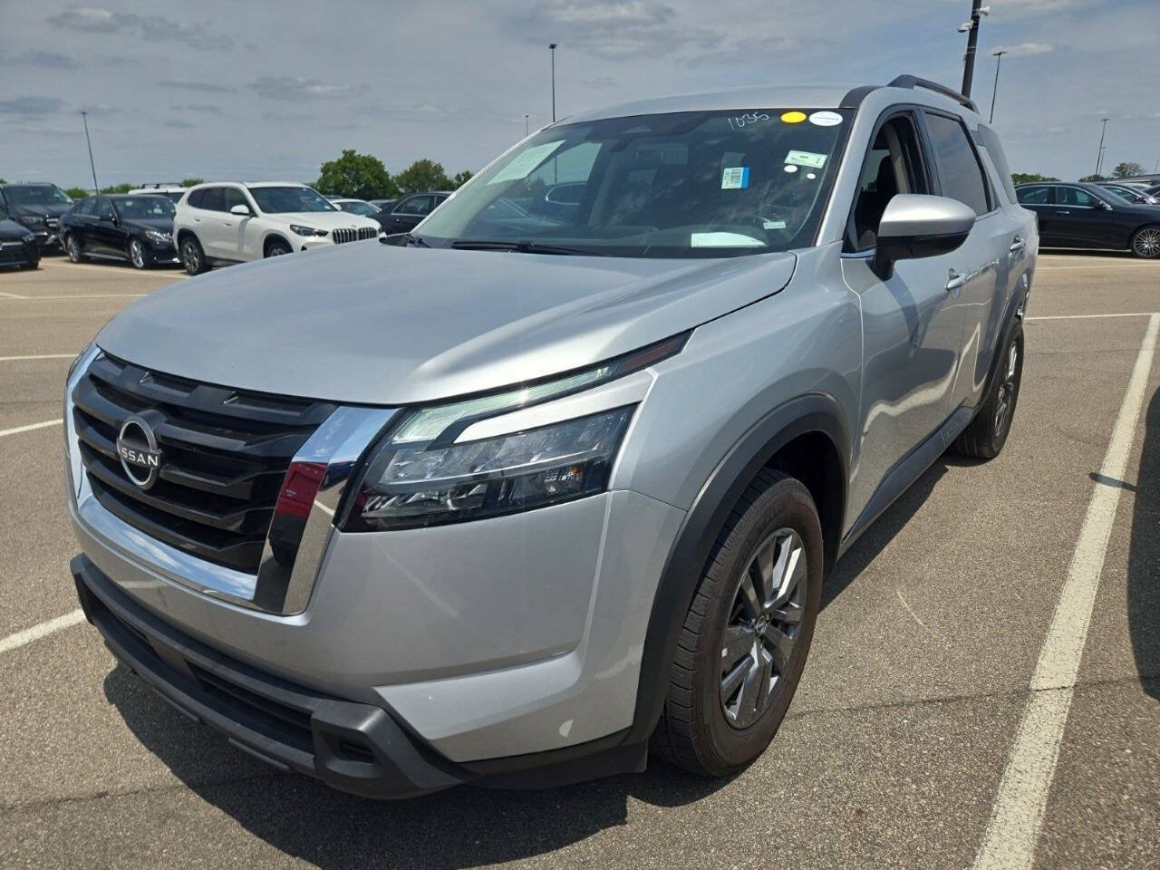 Used 2025 Nissan Pathfinder SV FWD image 1