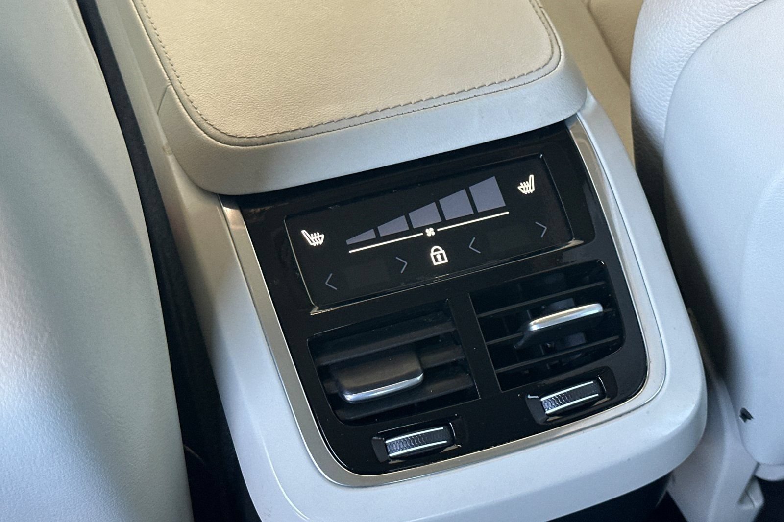 Used 2023 Volvo XC90 B6 Plus w/ Protection Package Premier AWD/4WD image 13