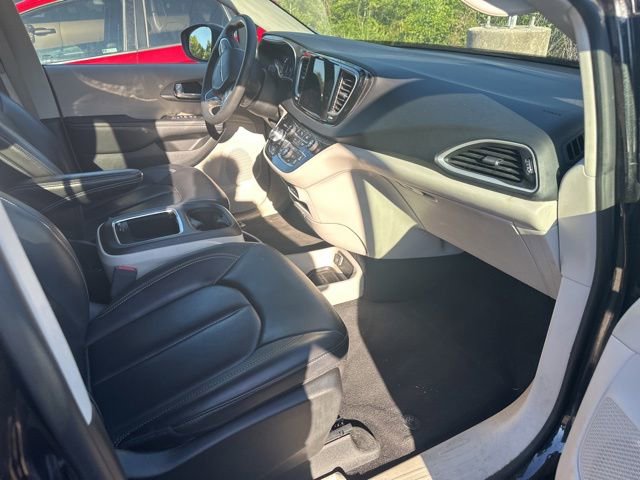 Used 2023 Chrysler Pacifica Touring-L FWD image 9