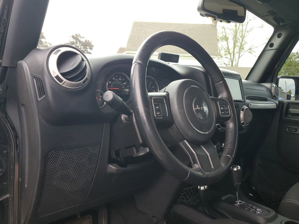 Used 2016 Jeep Wrangler Unlimited Sahara AWD/4WD image 13