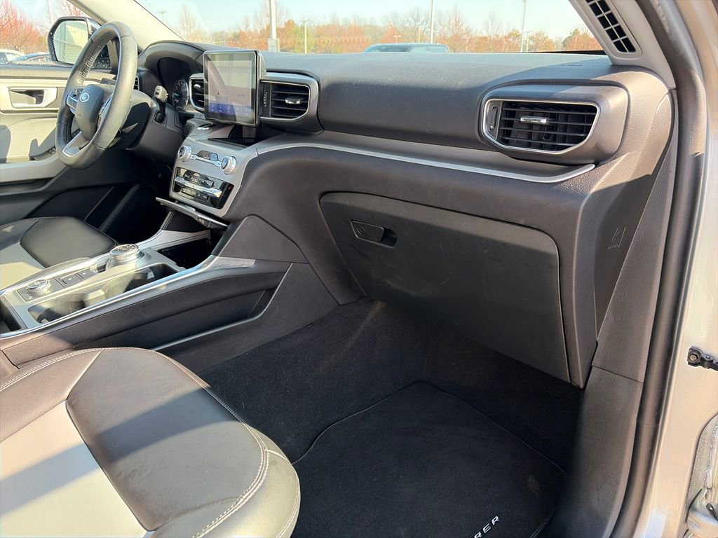 Used 2023 Ford Explorer XLT w/ Equipment Group 202A image 10