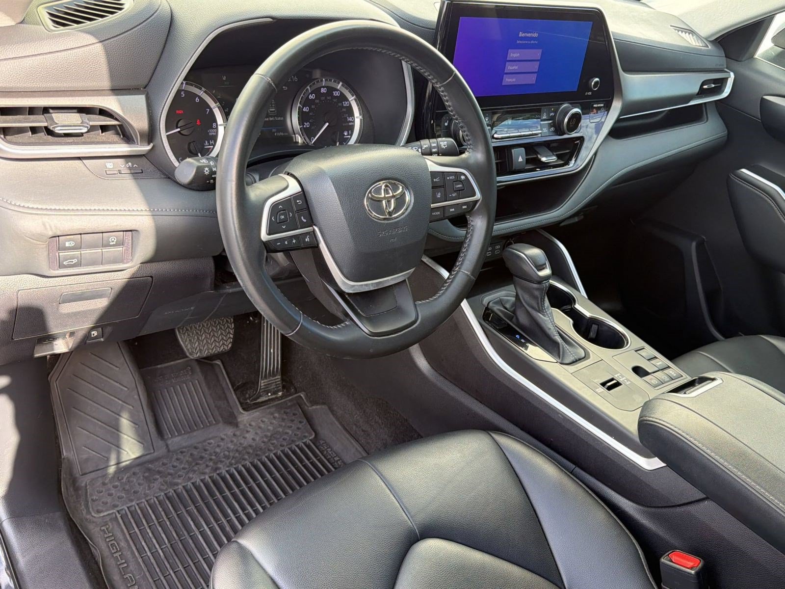 Used 2023 Toyota Highlander XLE FWD image 4