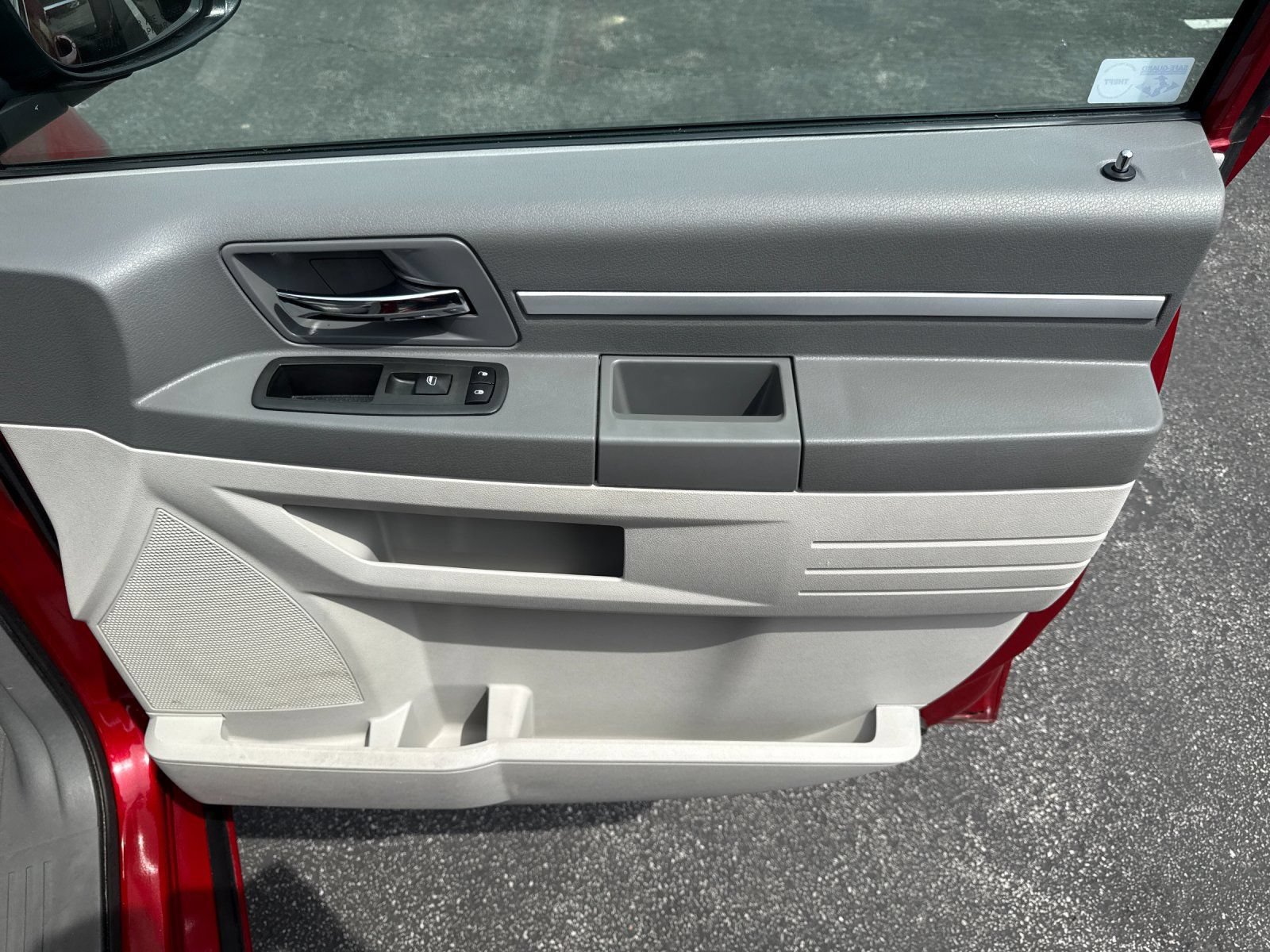 Used 2008 Dodge Grand Caravan SXT w/ Entertainment Group 2 FWD image 24
