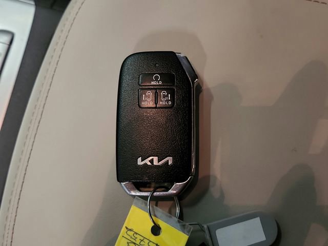 Used 2023 Kia Carnival LX FWD image 26