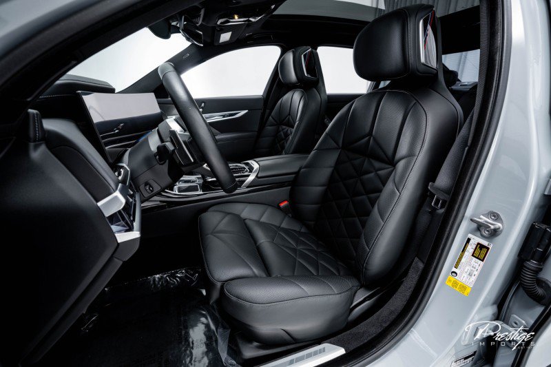 Used 2023 BMW 740i w/ Parking Assistance Package image 27