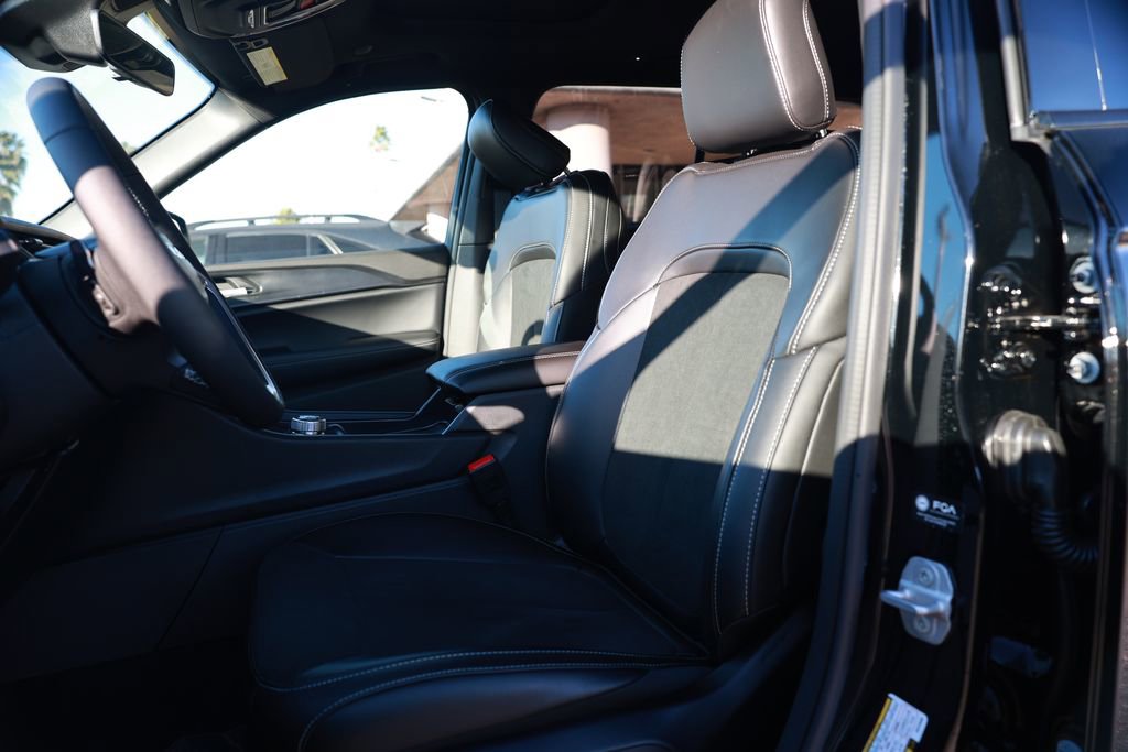 New 2025 Jeep Grand Cherokee Altitude image 13