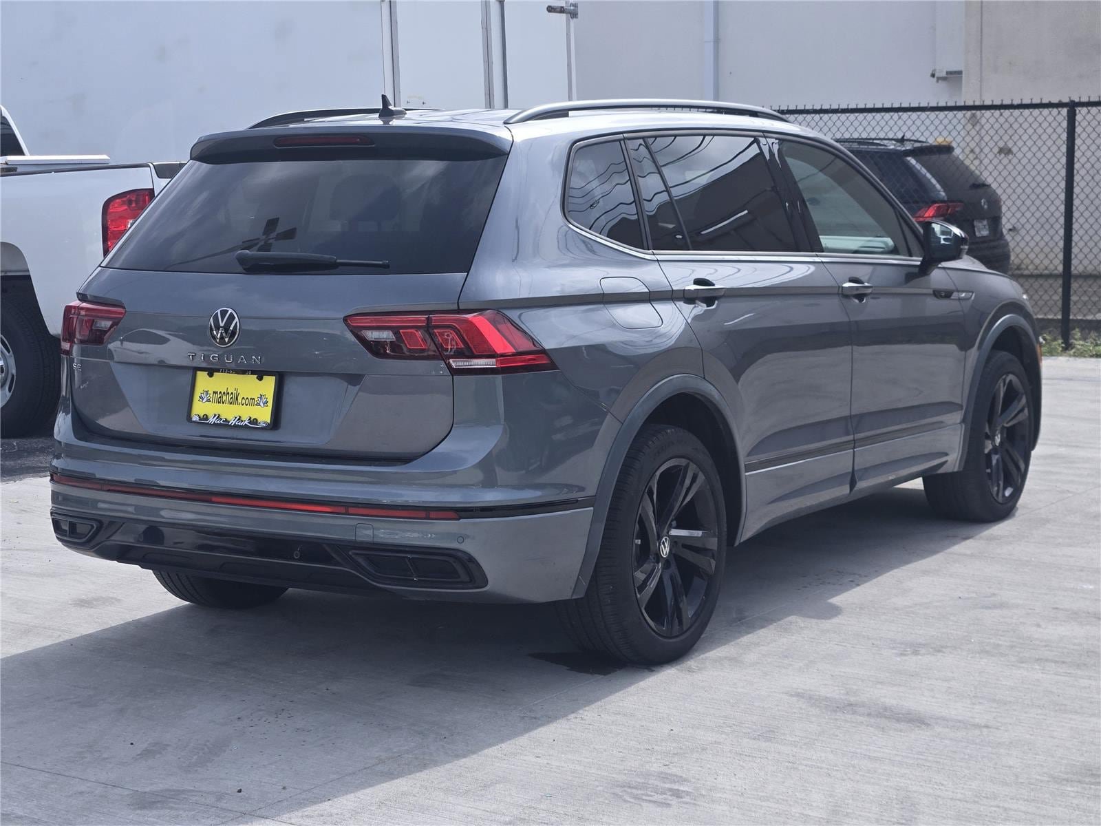 Used 2023 Volkswagen Tiguan SE R-Line FWD image 8