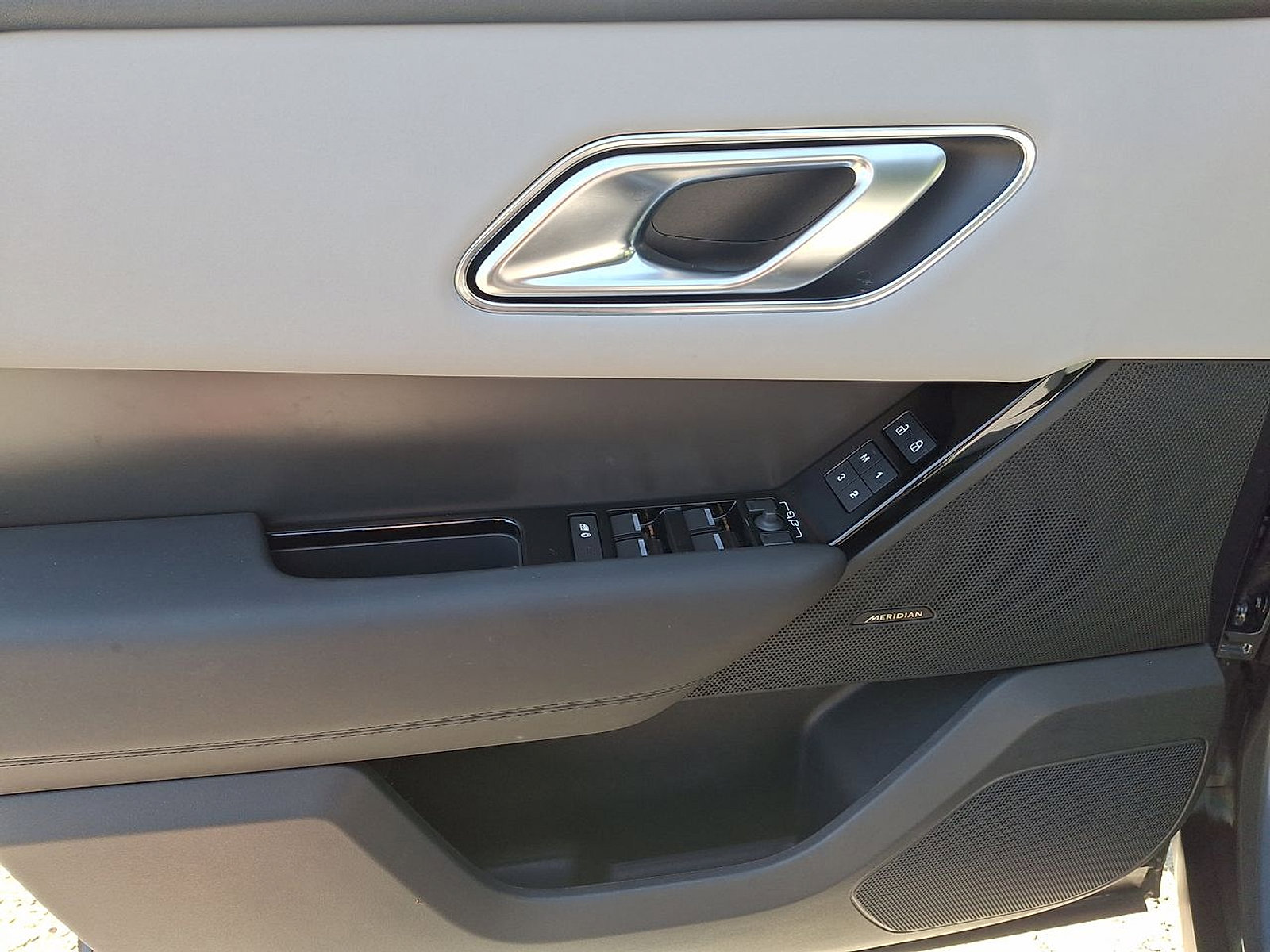 Certified 2026 Land Rover Range Rover Velar S AWD/4WD image 19