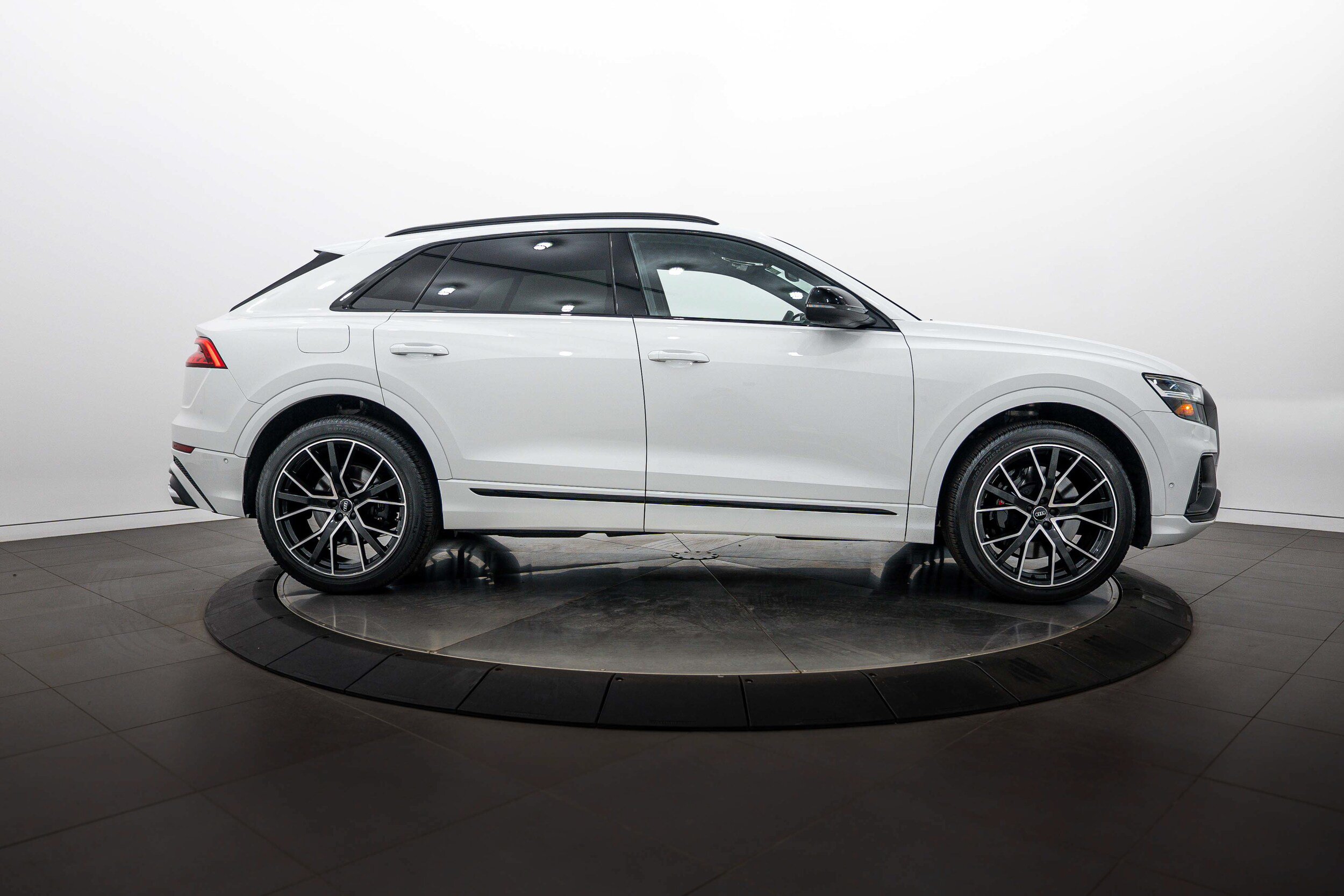 Used 2020 Audi SQ8 Premium Plus w/ Driver Assistance Package AWD/4WD image 3