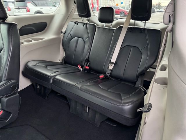 Used 2024 Chrysler Pacifica Touring-L image 13