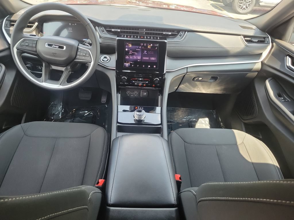 Certified 2025 Jeep Grand Cherokee Laredo AWD/4WD image 13