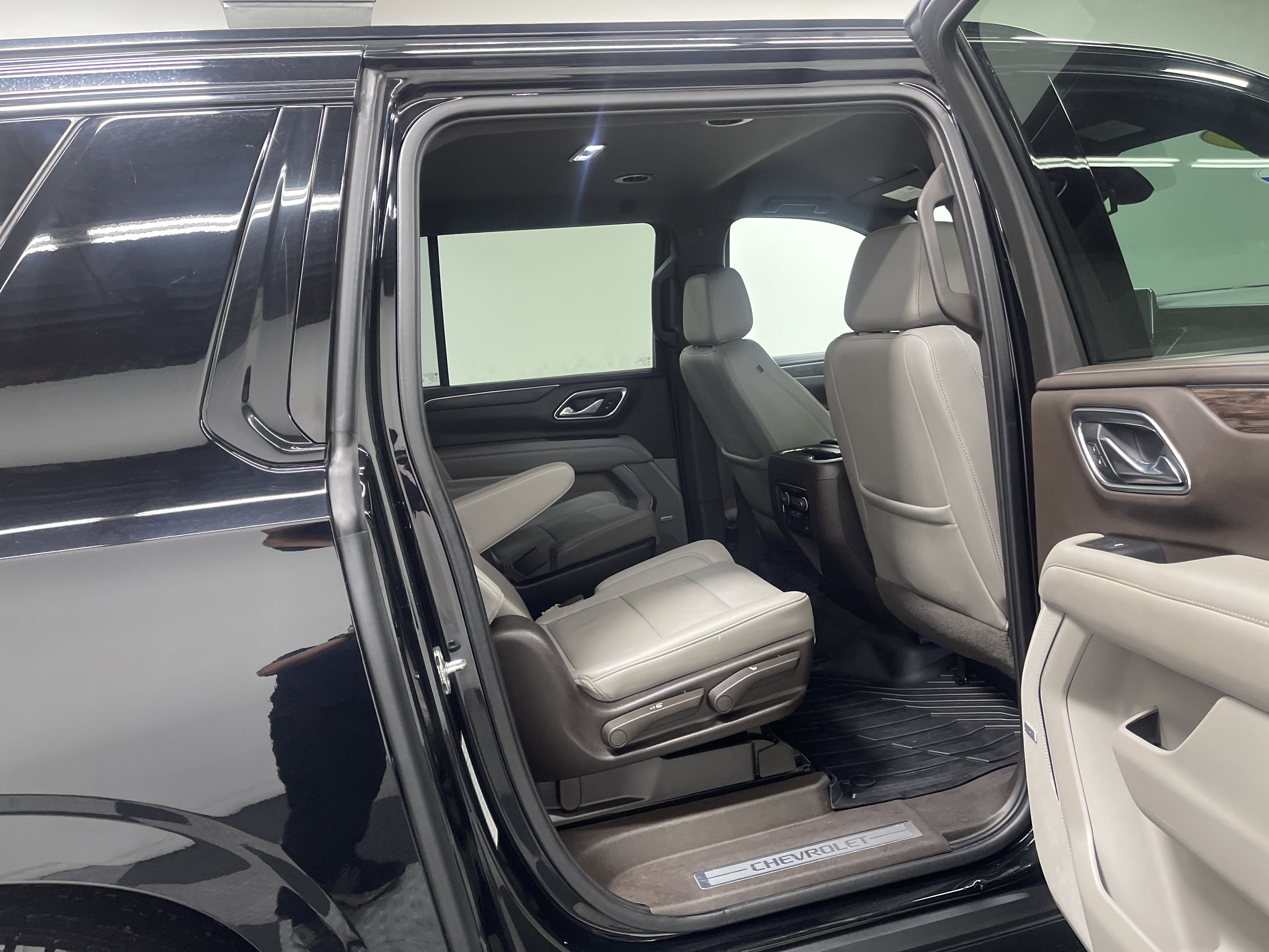 Used 2021 Chevrolet Suburban Z71 w/ Z71 Off-Road Package AWD/4WD image 21