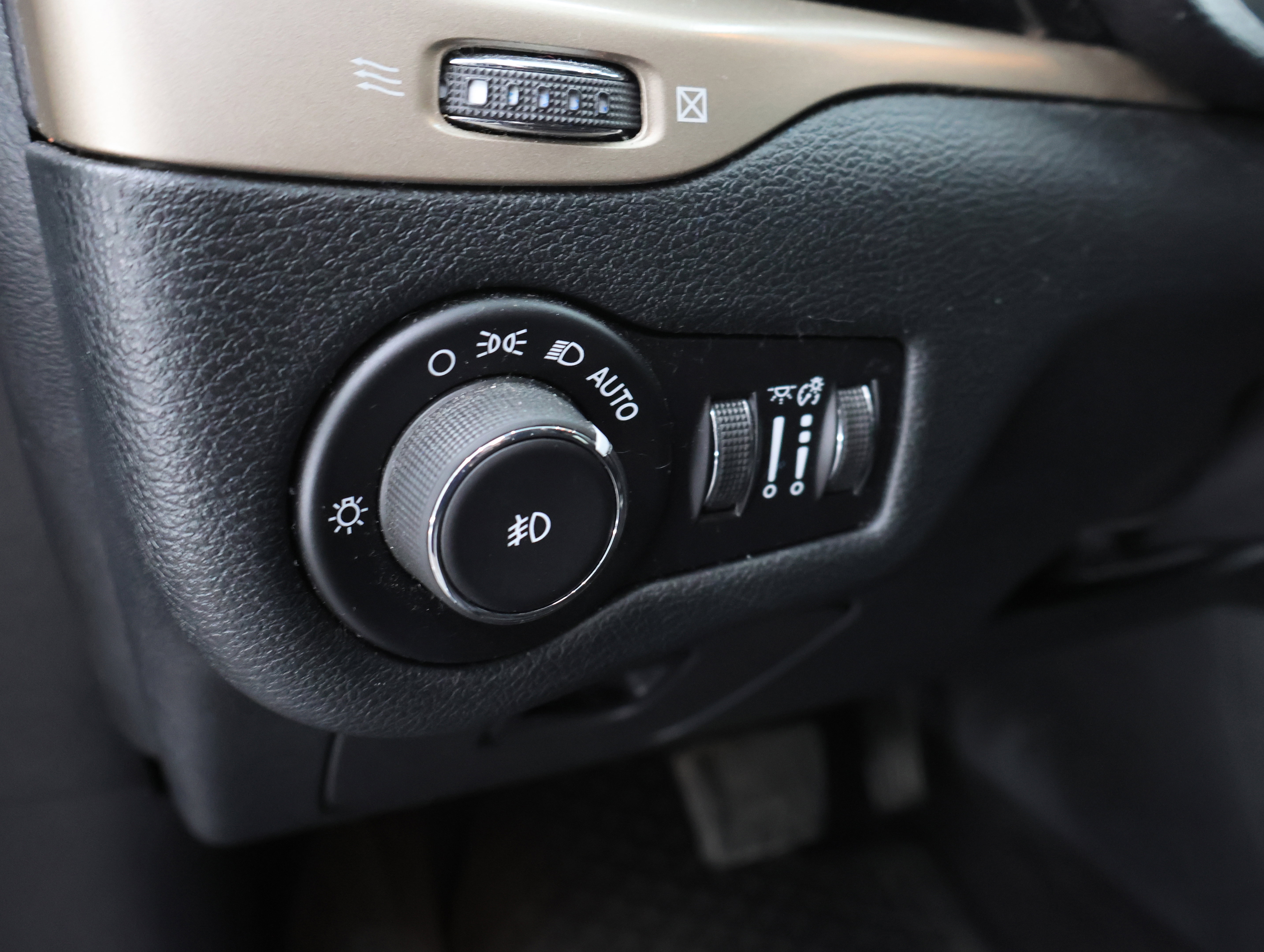 Used 2016 Jeep Cherokee Latitude w/ Cold Weather Group AWD/4WD image 35
