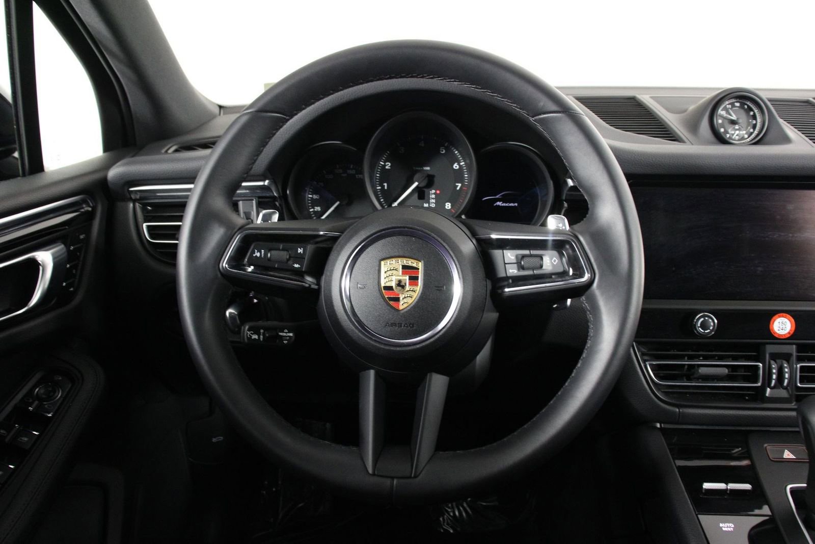 Certified 2025 Porsche Macan image 12