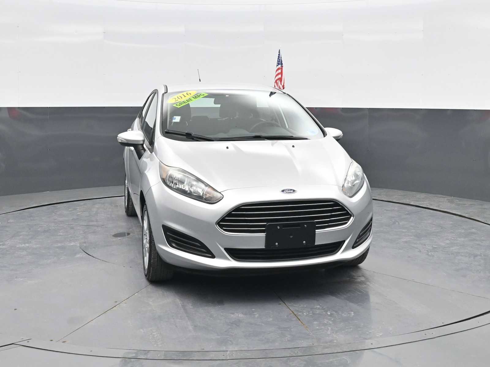 Used 2016 Ford Fiesta SE w/ Cold Weather Package FWD image 2