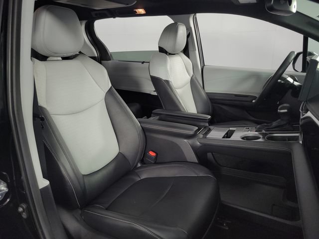 Used 2025 Toyota Sienna XSE w/ XSE Plus Package AWD/4WD image 16