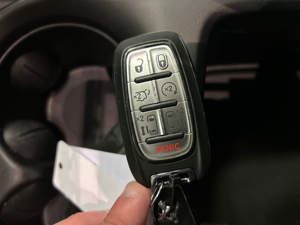 Used 2025 Chrysler Pacifica Select FWD image 22