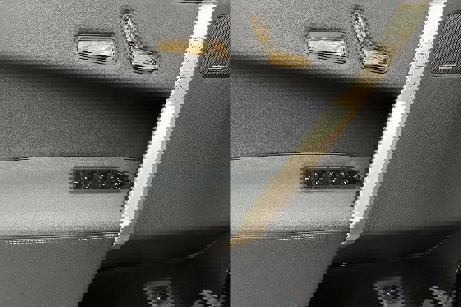 Used 2023 BMW iX xDrive50 w/ Premium Package image 12