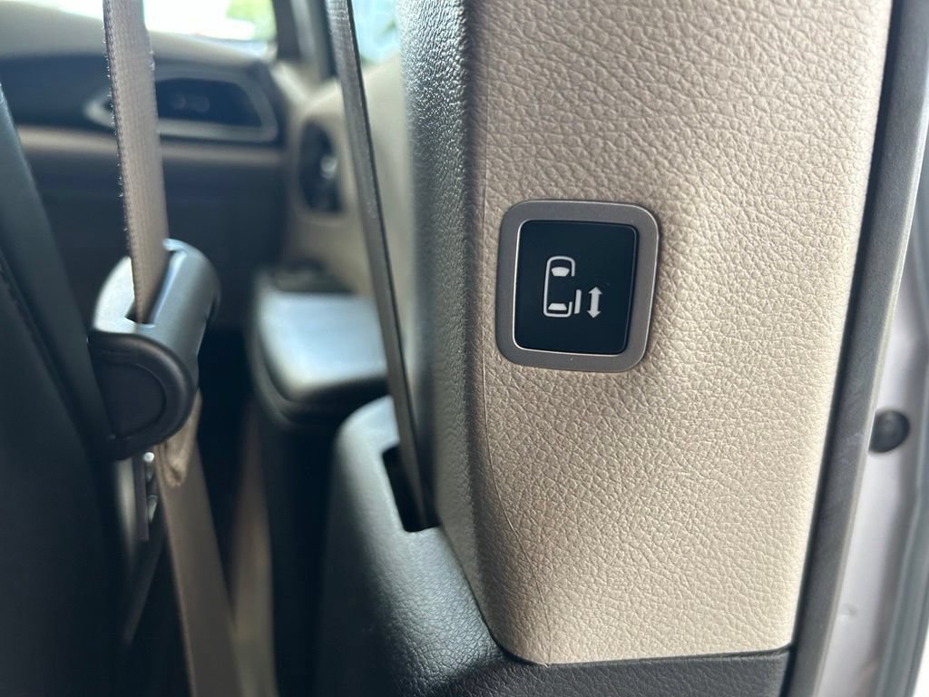 Used 2024 Chrysler Pacifica Touring-L FWD image 28