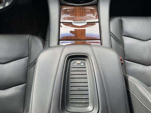 Used 2020 Cadillac Escalade Luxury w/ Escalade Sport Edition AWD/4WD image 16