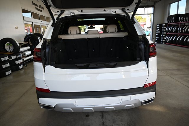 Used 2021 BMW X5 xDrive40i w/ Premium Package image 28