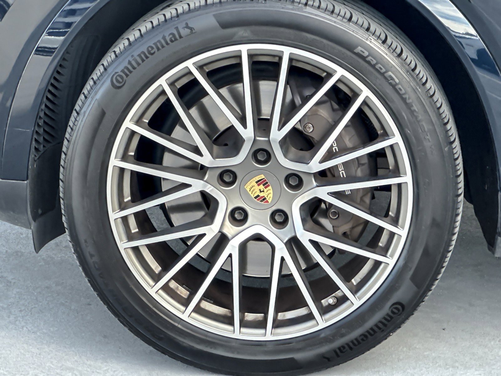 Certified 2023 Porsche Cayenne Platinum Edition image 26