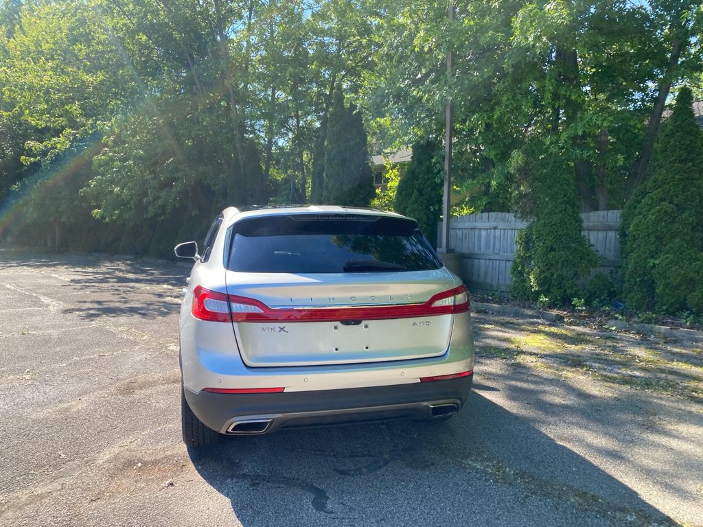 Used 2016 Lincoln MKX Reserve w/ Climate Package AWD/4WD image 4