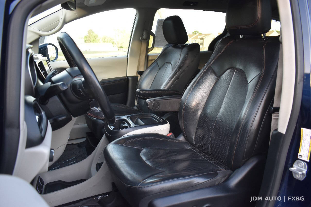 Used 2020 Chrysler Pacifica Touring-L FWD image 10