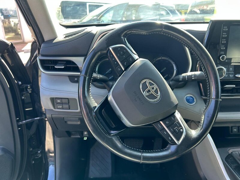 Used 2020 Toyota Highlander XLE AWD/4WD image 38