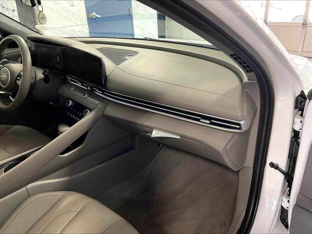 Certified 2025 Hyundai Elantra SEL FWD image 13