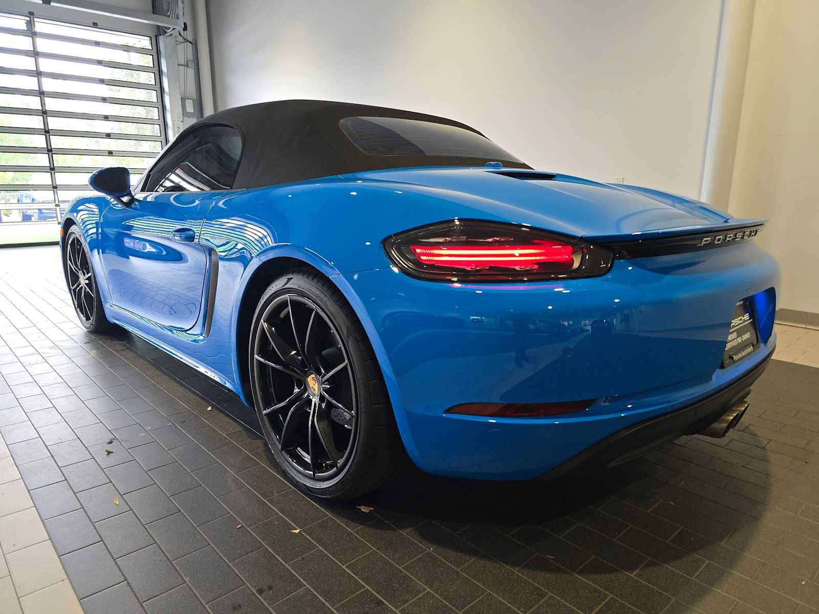 Used 2025 Porsche 718 Boxster S RWD image 3