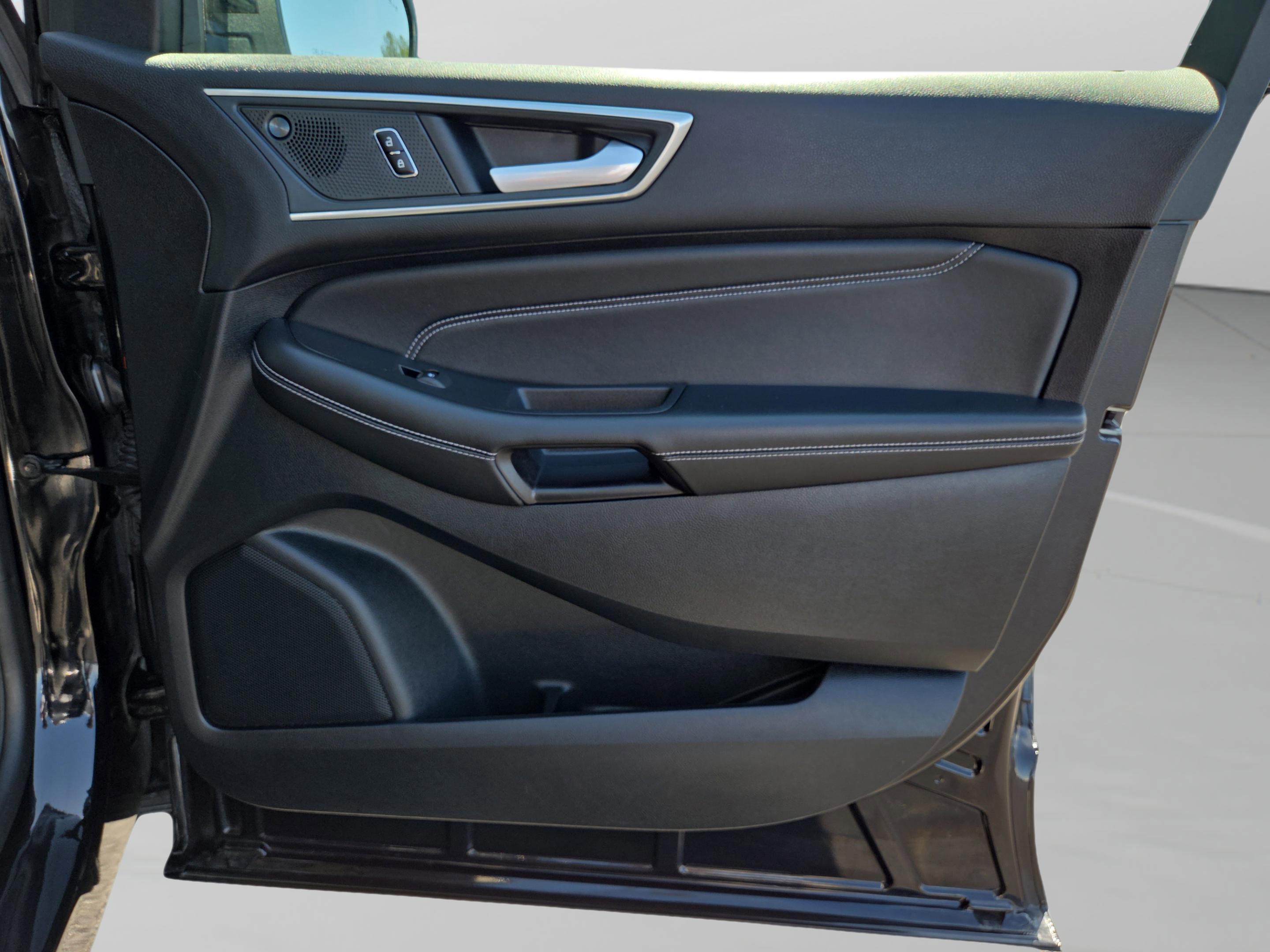 Used 2024 Ford Edge Titanium image 38