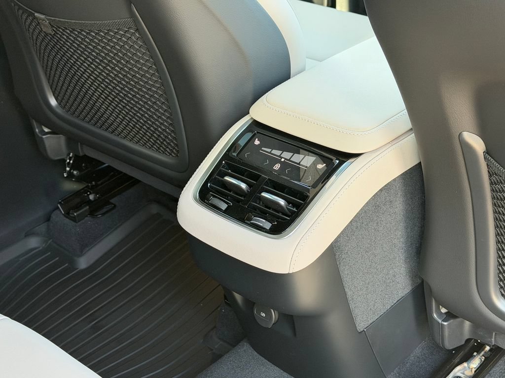 New 2026 Volvo XC90 B6 Plus w/ Protection Package Premier AWD/4WD image 12