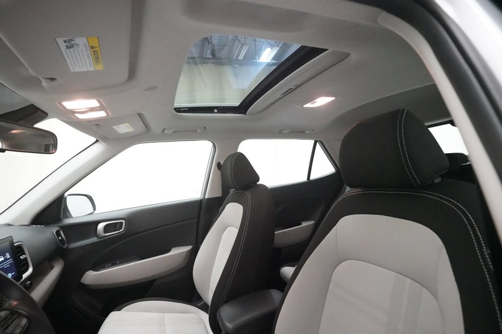 Used 2025 Hyundai Venue SEL FWD image 31