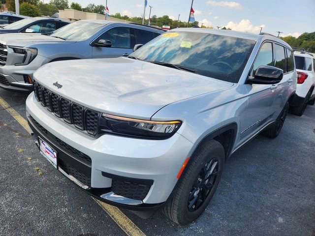 Used 2024 Jeep Grand Cherokee L Laredo image 1