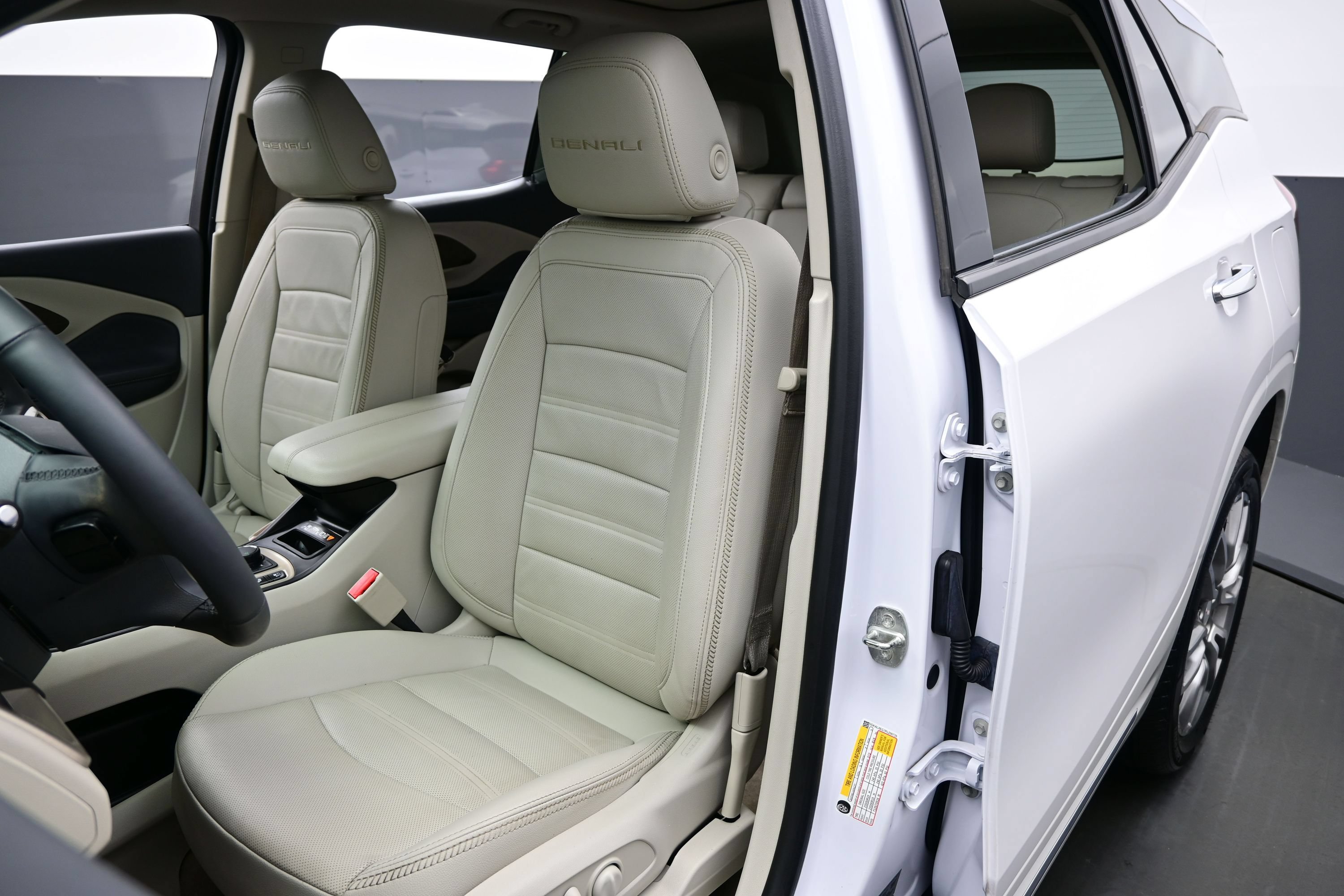 Used 2023 GMC Terrain Denali w/ Denali Premium Package AWD/4WD image 13