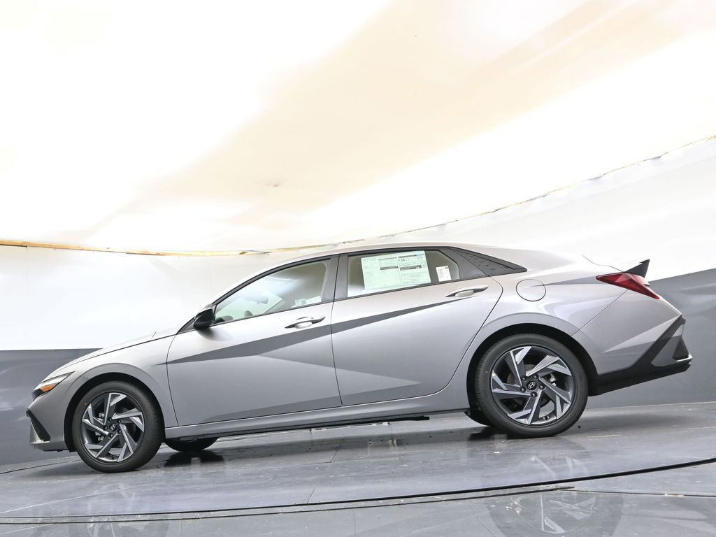 Certified 2025 Hyundai Elantra Sport FWD image 30